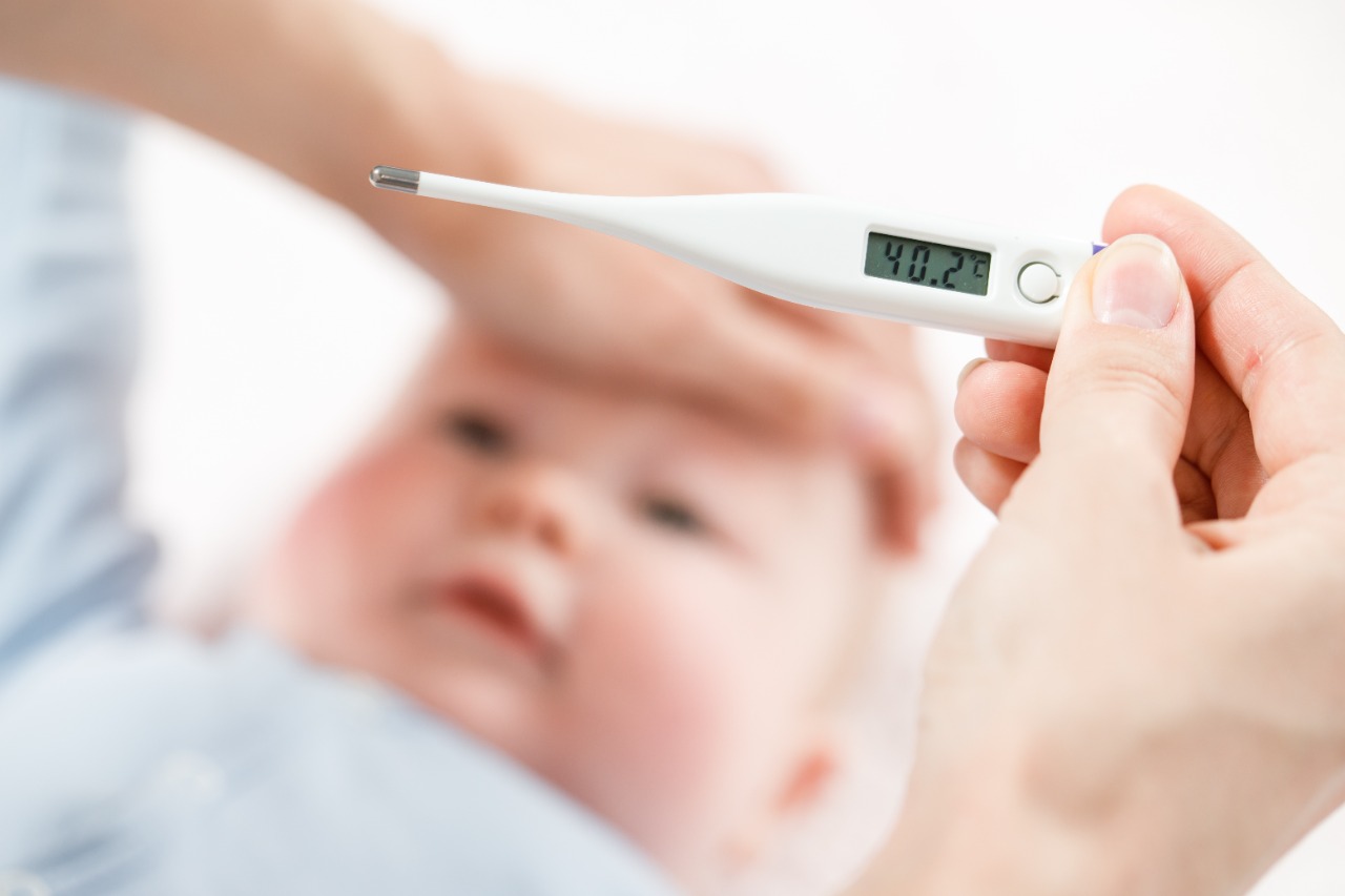 Febre em bebês: o que deve ser feito, qual temperatura é considerada febre e quais as causas